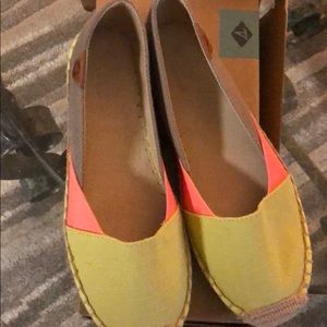 katama cape yellow /coral/ and taupe sperrys